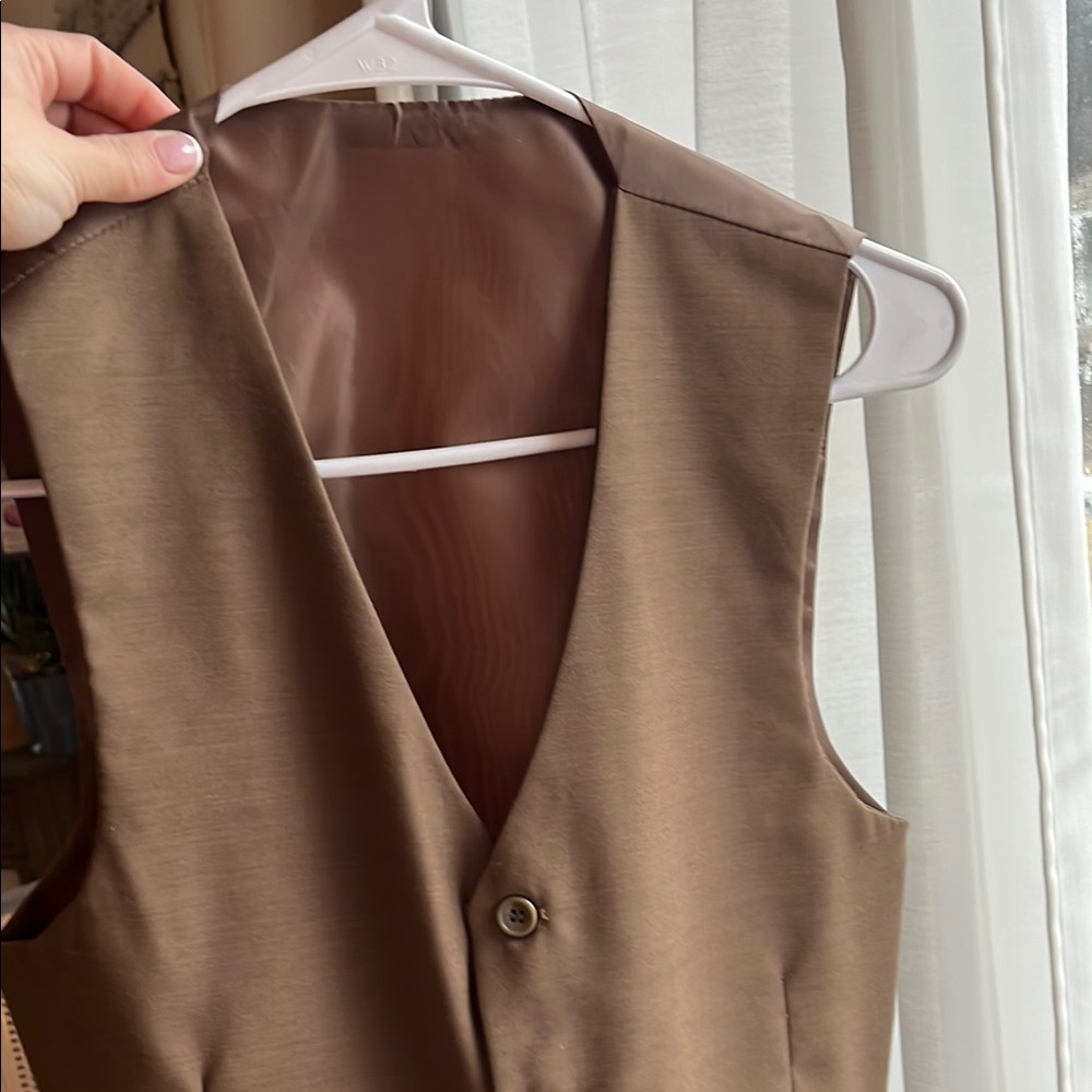 Button-Up Vest - Picture 2 of 4